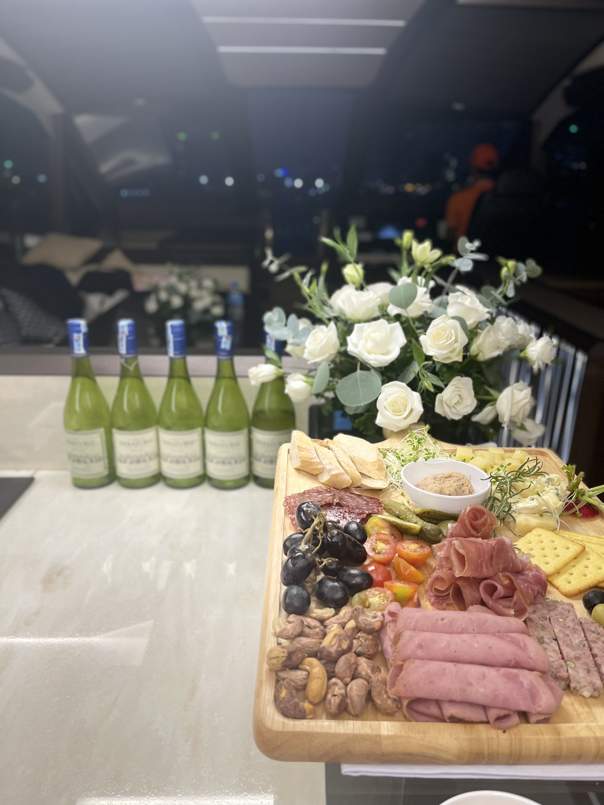 Thuê du thuyền ăn tối trên sông Sài Gòn