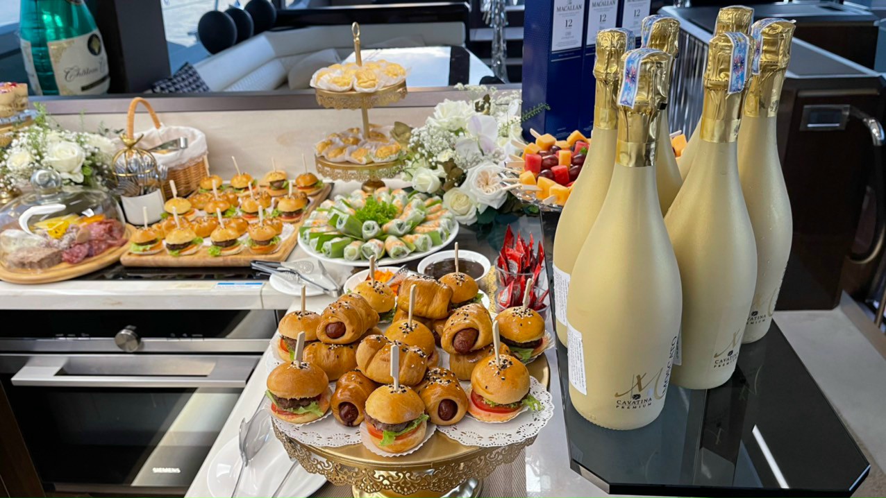 Thuê du thuyền ăn tối trên sông Sài Gòn