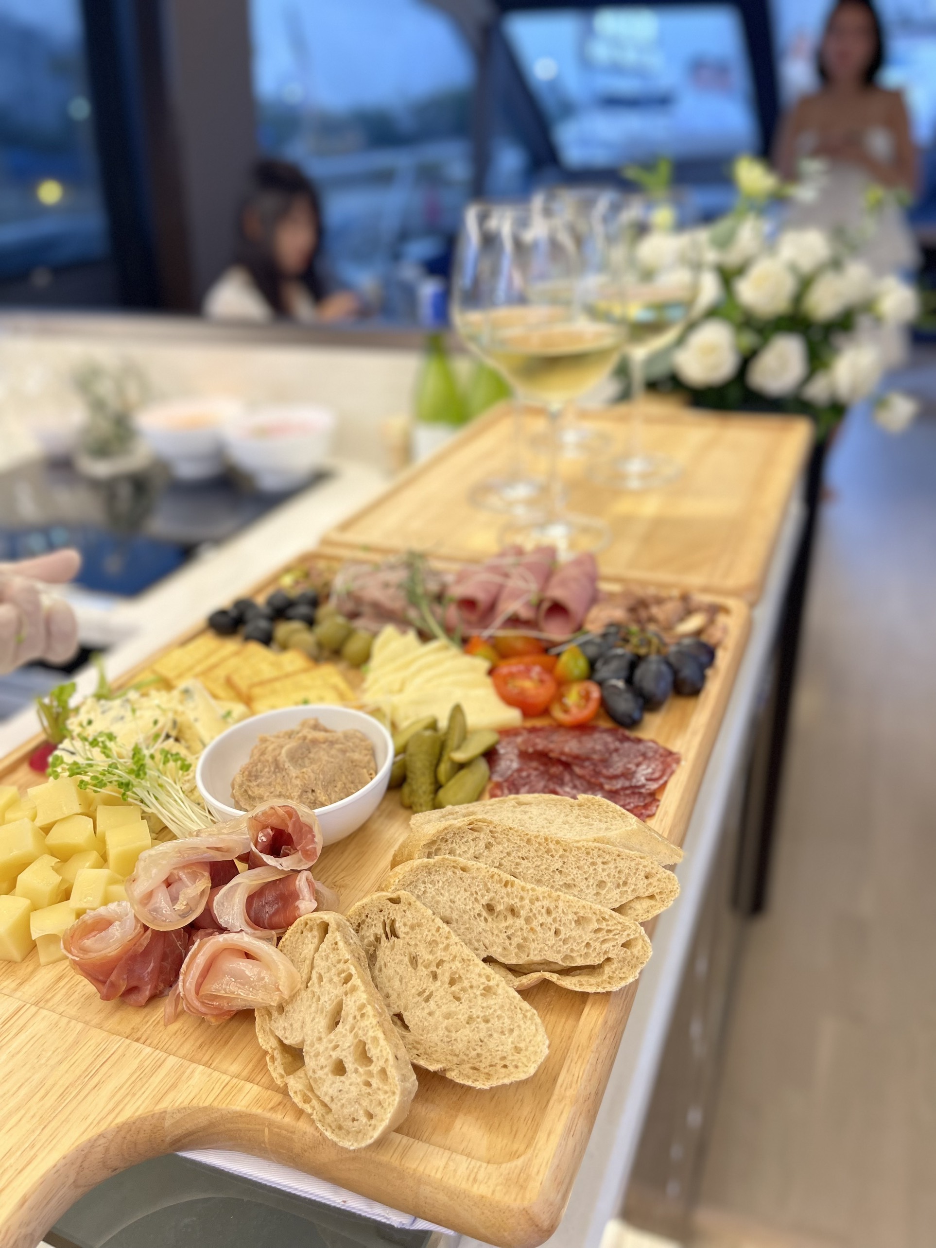 Thuê du thuyền ăn tối trên sông Sài Gòn