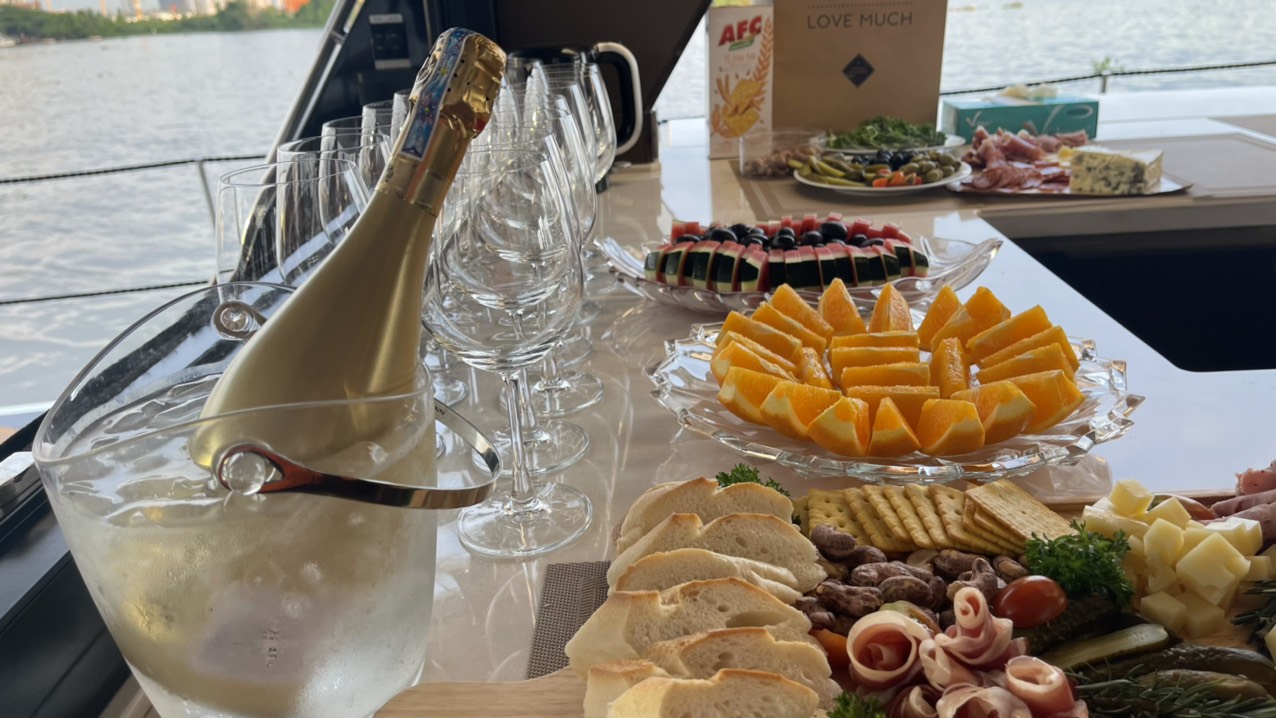 Thuê du thuyền ăn tối trên sông Sài Gòn