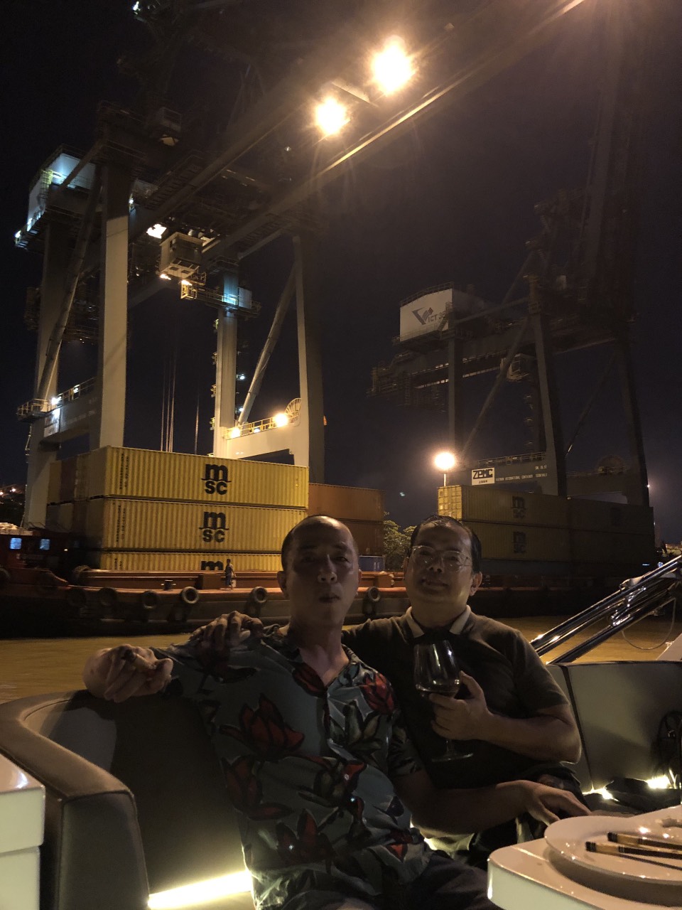 Thuê du thuyền ăn tối trên sông Sài Gòn