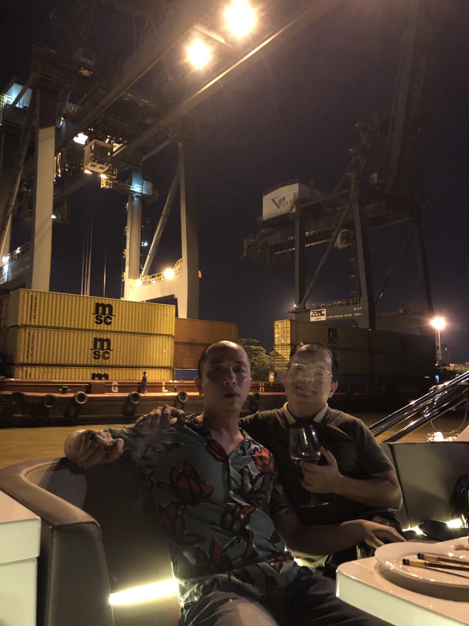 Thuê du thuyền ăn tối trên sông Sài Gòn