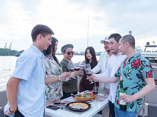 Thuê du thuyền ăn tối trên sông Sài Gòn