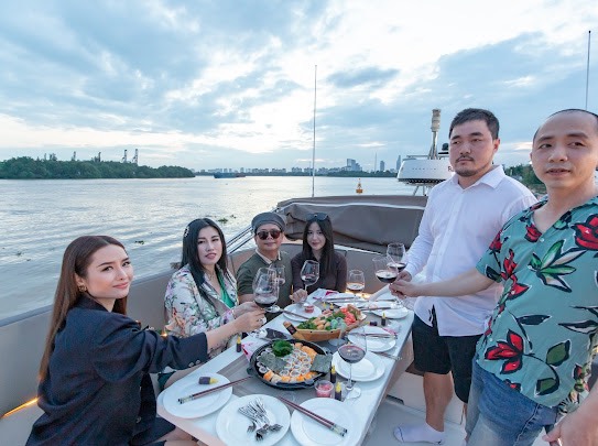 Thuê du thuyền ăn tối trên sông Sài Gòn