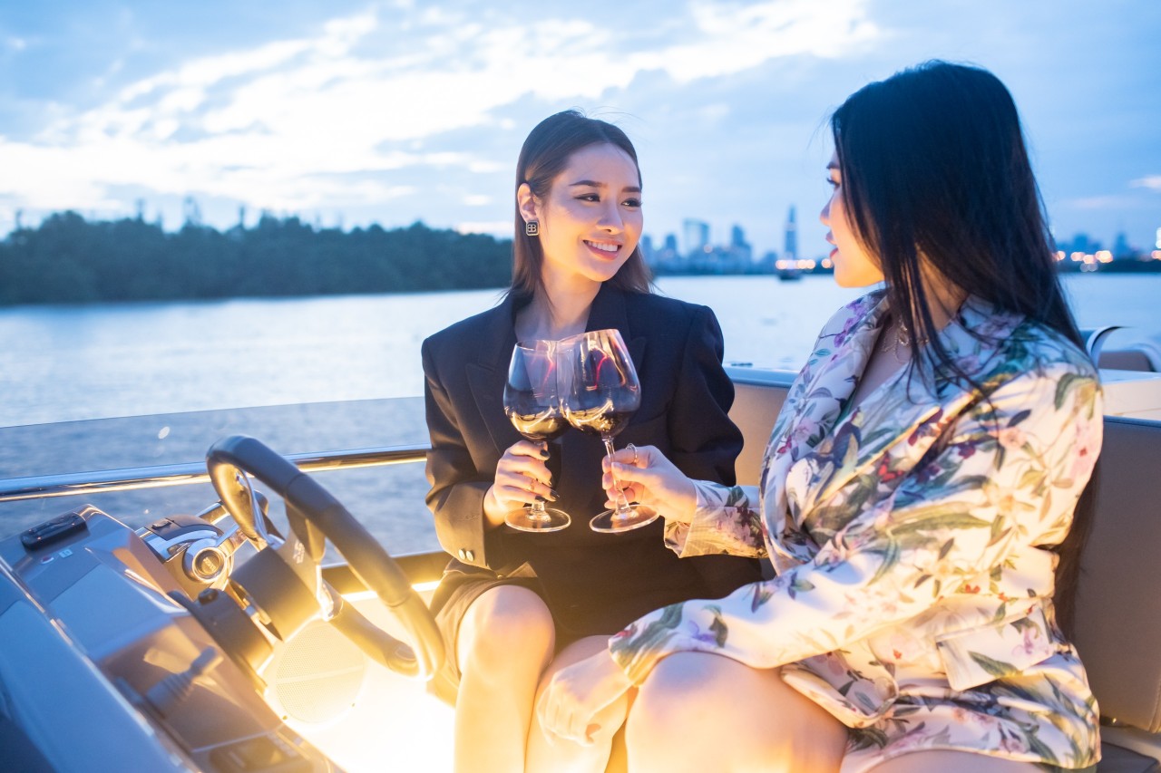 Thuê du thuyền ăn tối trên sông Sài Gòn