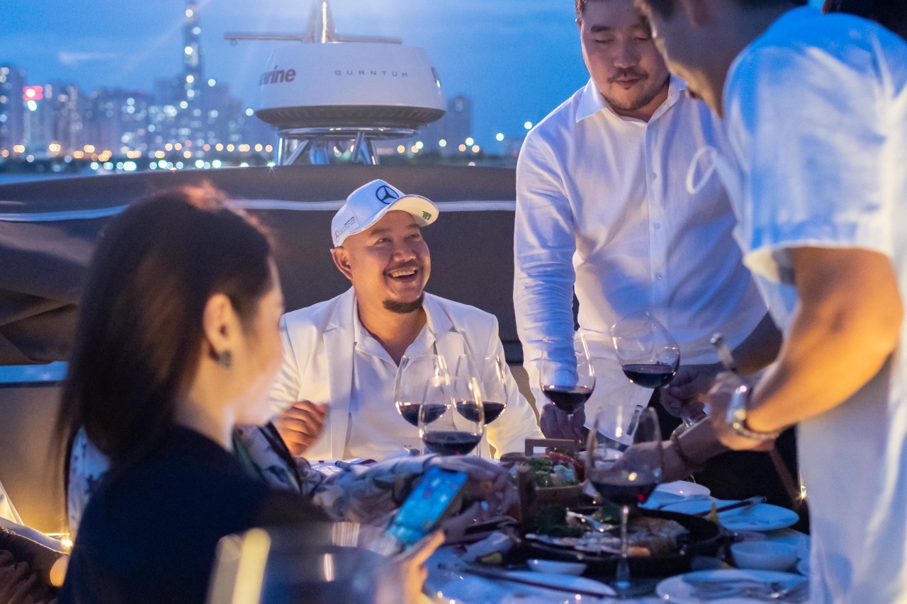 Thuê du thuyền ăn tối trên sông Sài Gòn