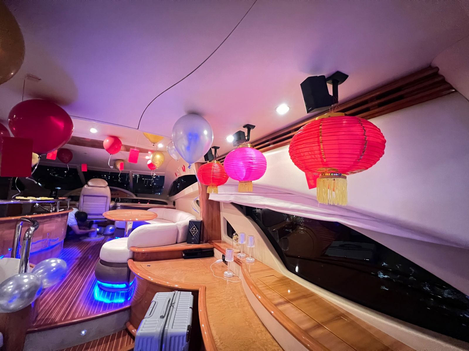 Du-thuyền-AZIMUT-62F-cho-22-nguoi