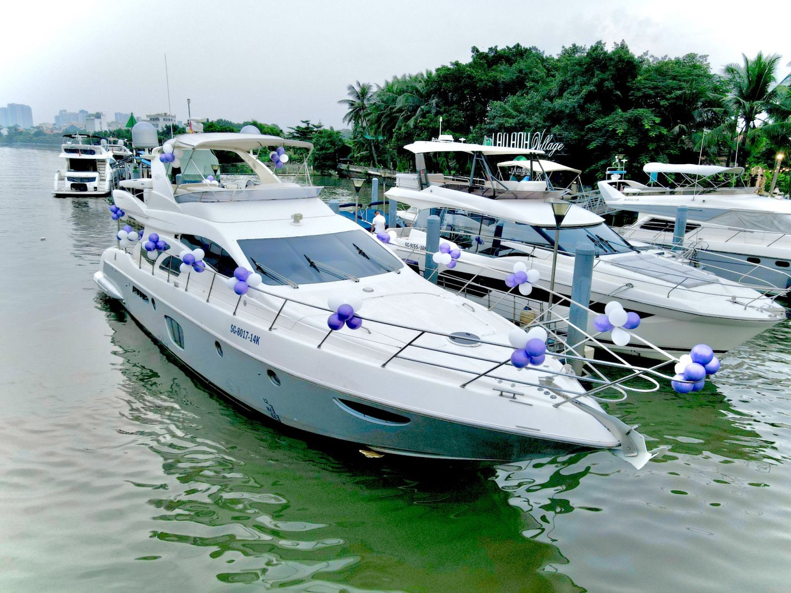 Du-thuyền-AZIMUT-62F-tiec-to-chuc-hop-lop