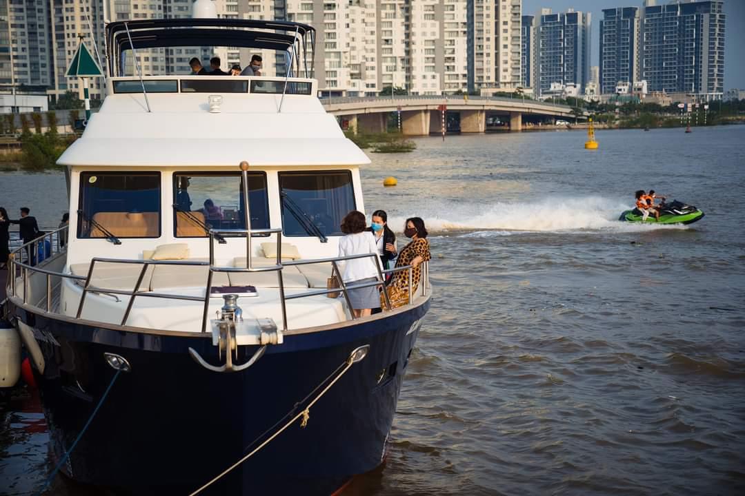 Du-thuyền-HAMPTTON-72F-to-chuc-tiec-sinh-nhat