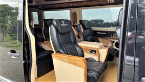 Oto sang trọng lịch sự đưa đón khách du thuyền 