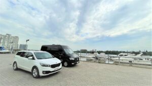 Oto sang trọng đưa đón khách du thuyền