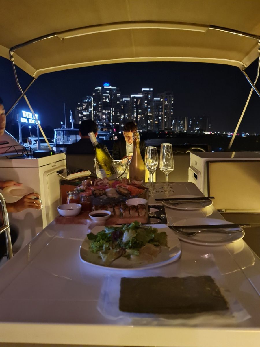 ban-an-tren-noc-du-thuyen-galeon-420