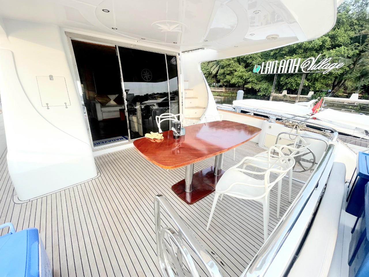 du-thuyen-otera-70-song-sai-gon