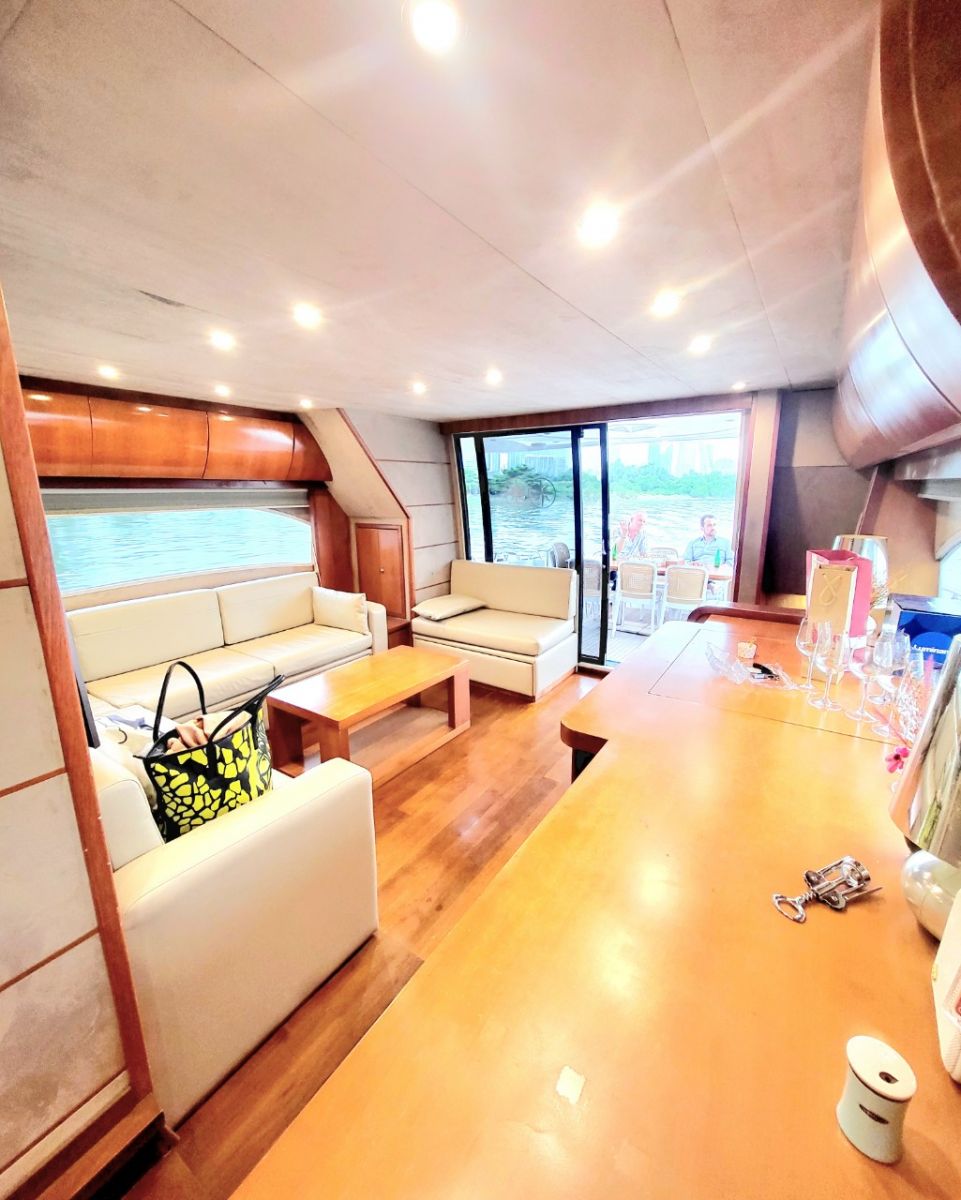 du-thuyen-otera-70-tiec-party