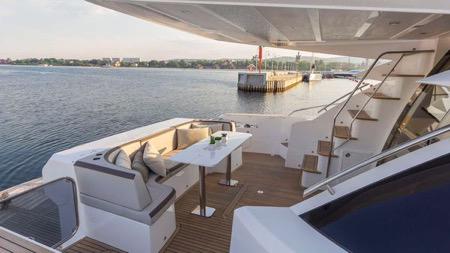 cho thuê du thuyền Galeon 660 Fly sông sài gòn