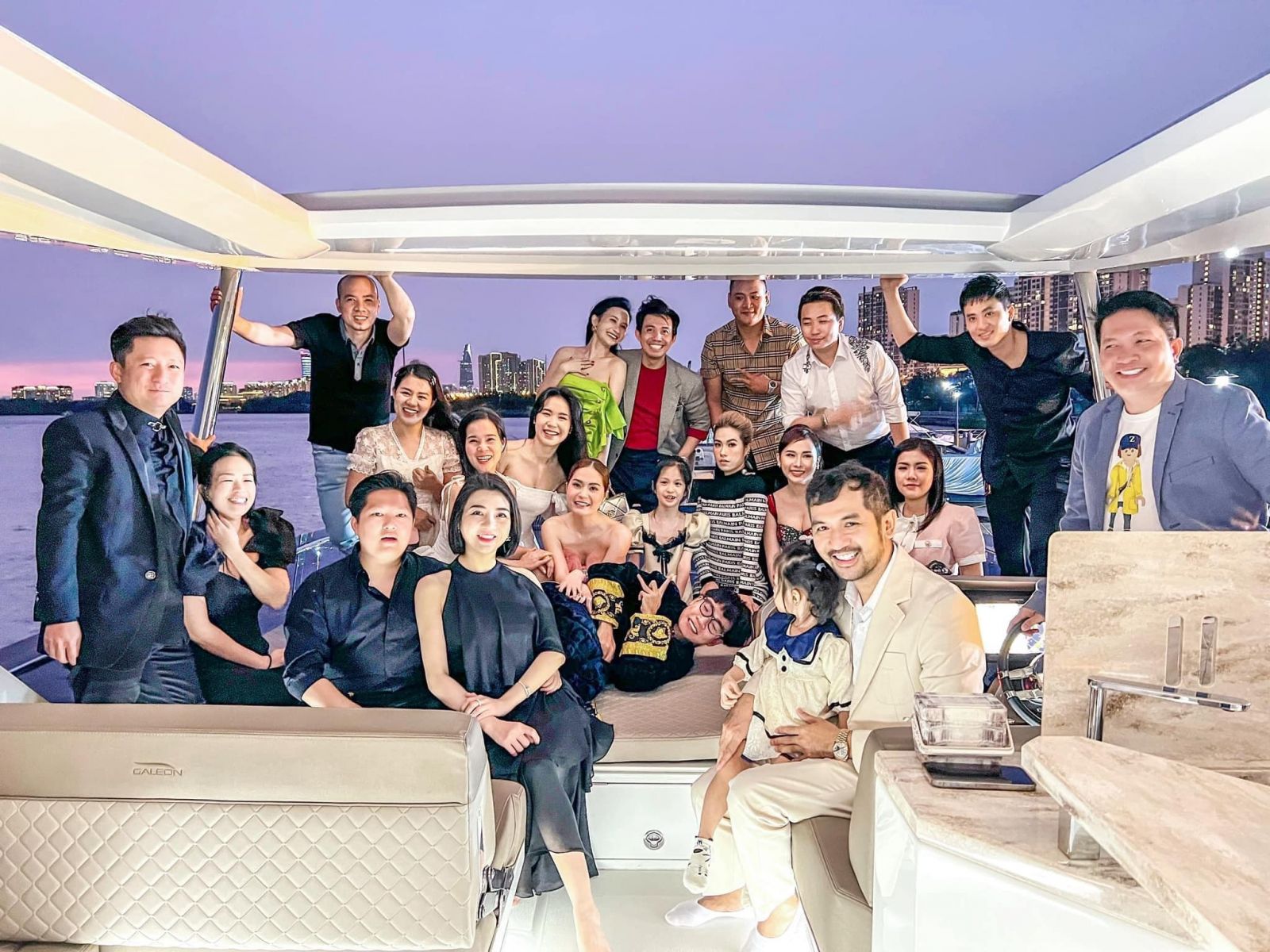 Thuê du thuyền ăn tối trên sông Sài Gòn