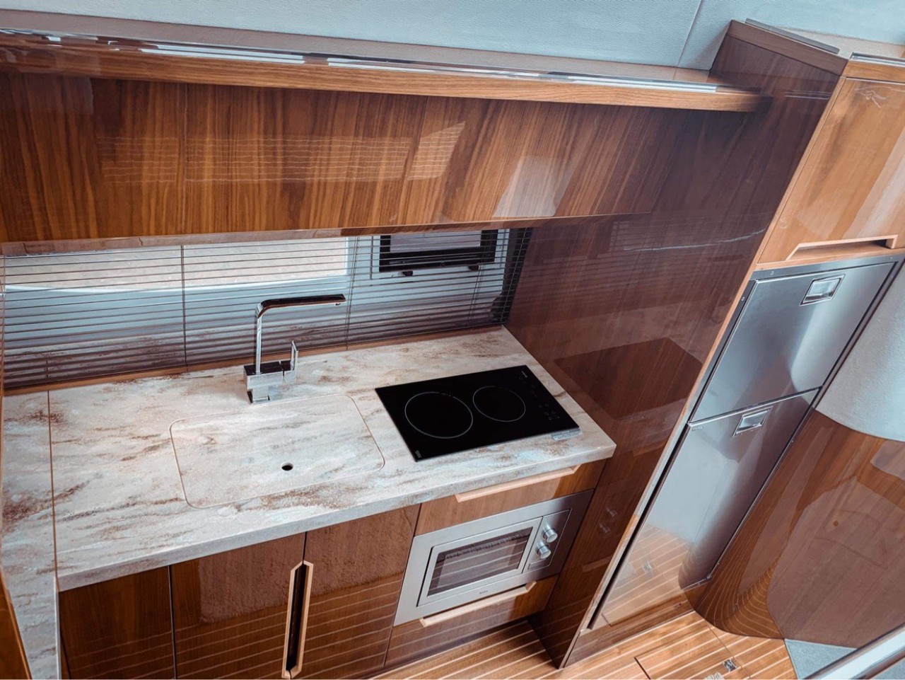 phòng bếp Du thuyền Galeon 420 fly