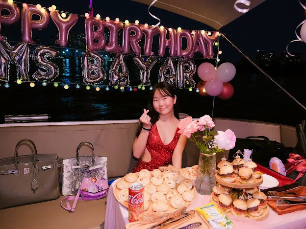 sinh-nhat-tren-du-thuyen-galeon-360