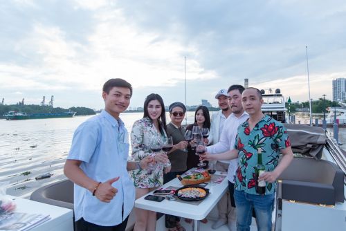 Thuê du thuyền ăn tối trên sông Sài Gòn